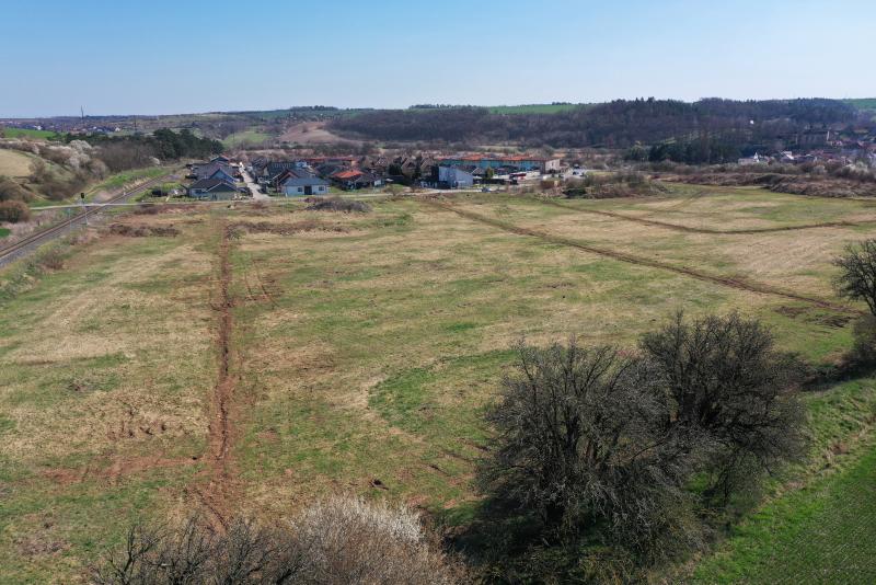Odtranění původních energetických pilířů a podzemního vedení elektriky na našem pozemku.